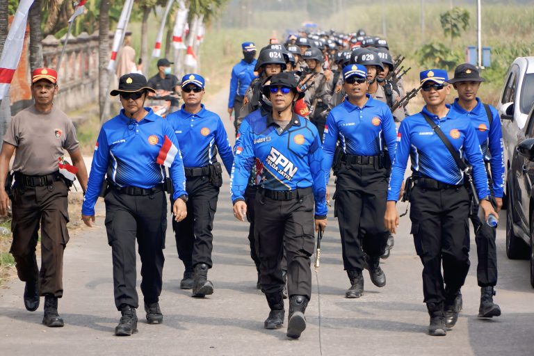 Tanamkan Nasionalisme 247 Siswa SPN Polda Jatim Gelar Ekspedisi Darat, Bagikan 800 Bendera dan Bansos.(Foto:GV/Polda Jatim)