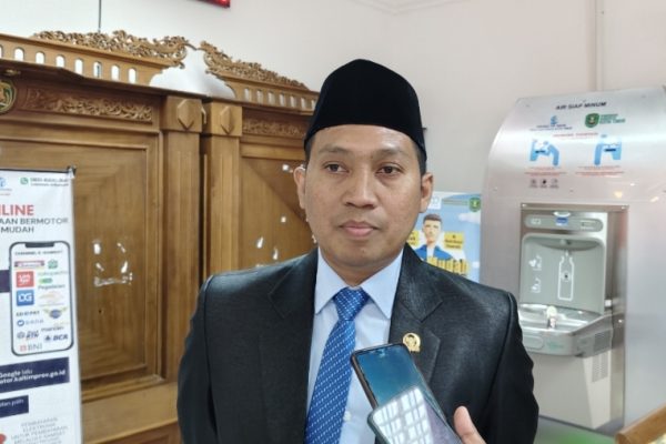 Pandi Widiarto, Ketua Fraksi Demokrat DPRD Kutim saat diwawancarai di Kantor Bupati Kutim, Minggu (17/8/2025)