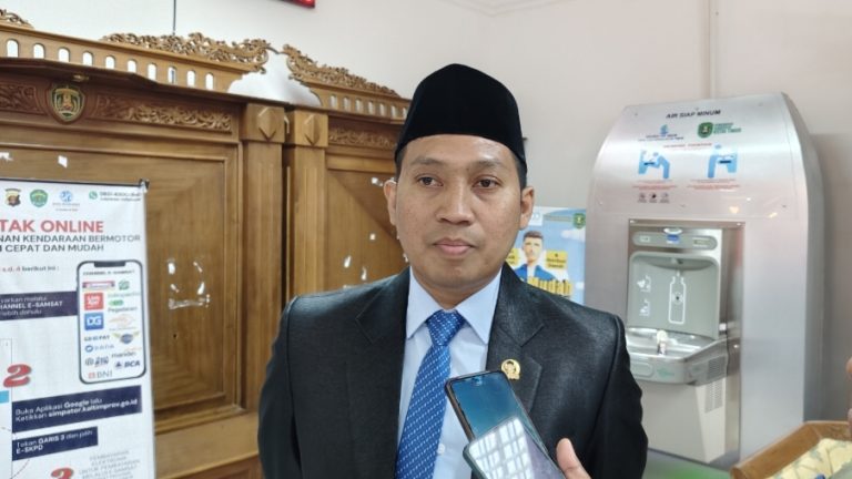 Pandi Widiarto, Ketua Fraksi Demokrat DPRD Kutim saat diwawancarai di Kantor Bupati Kutim, Minggu (17/8/2025)