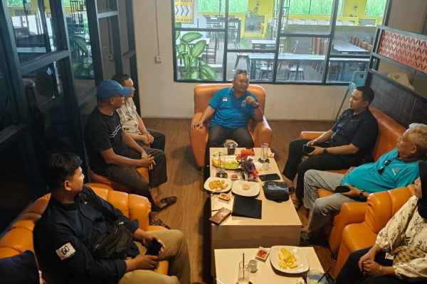 DPD Gelora Sidoarjo Tancap Gas Gelar Rakor Perdana, Bahas Struktur hingga kesiapan verifikasi. Ketua DPD Partai Gelora Sidoarjo, Rianumi Asghori (Mas Ryan) saat memimpin Rakor perdana DPD Gelora di di Papaloma Cafe & Resto Sidoarjo, Senin (18/8/2025) (Dok. DPD Gelora Sidoarjo)