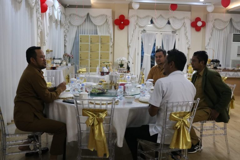 Ketua Umum Perbasasi Pengprov Kaltim, Nidya Listiyono bersama Sekjen Noke Pattipawaej dan Bendum Muhammad Reza Fadhillah Dja’far saat audiensi dengan Gubernur Kaltim Rudy Mas’ud (Harum), Selasa (19/8/2025) (Dok. Perbasasi Kaltim)