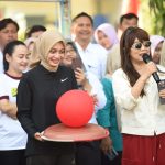 Wali Kota Kediri Vinanda Prameswati ikut lomba HUT RI ke-80 bersama ASN di halaman Balai Kota Kediri, Rabu (20/8/2025)