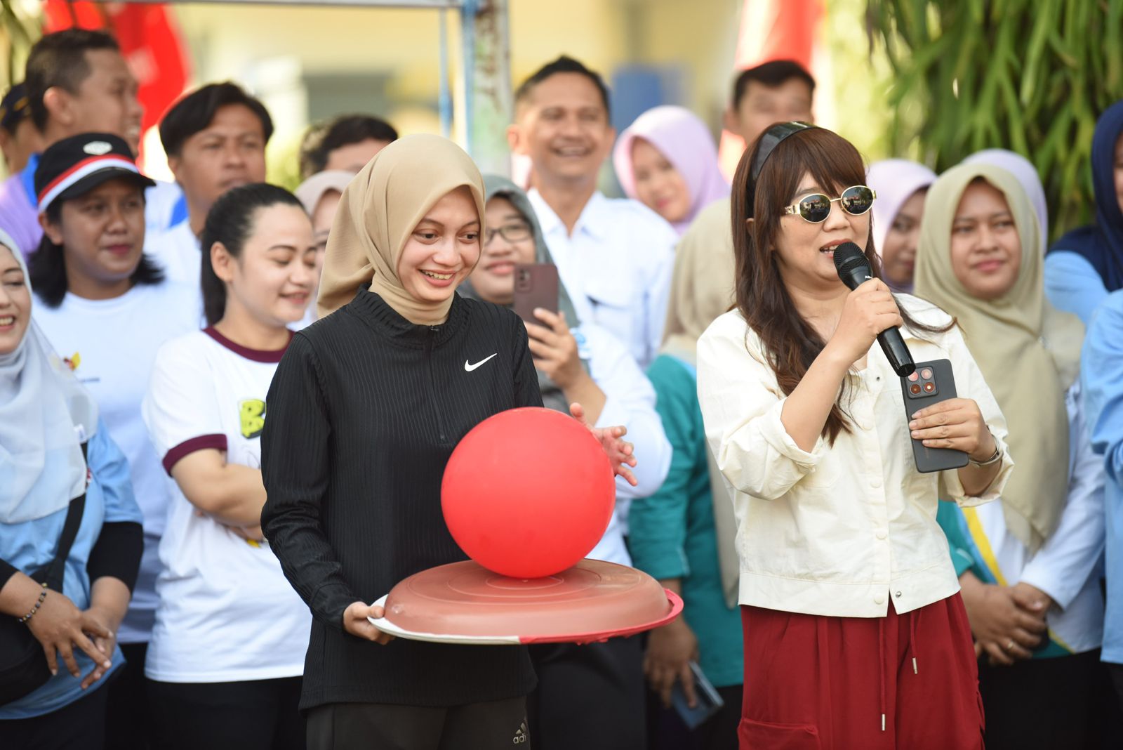 Wali Kota Kediri Vinanda Prameswati ikut lomba HUT RI ke-80 bersama ASN di halaman Balai Kota Kediri, Rabu (20/8/2025)