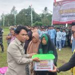 Jimmi, Ketua DPRD Kutim saat memberikan bantuan kepada masyarakat Teluk Pandan, Kamis (21/8/2025)