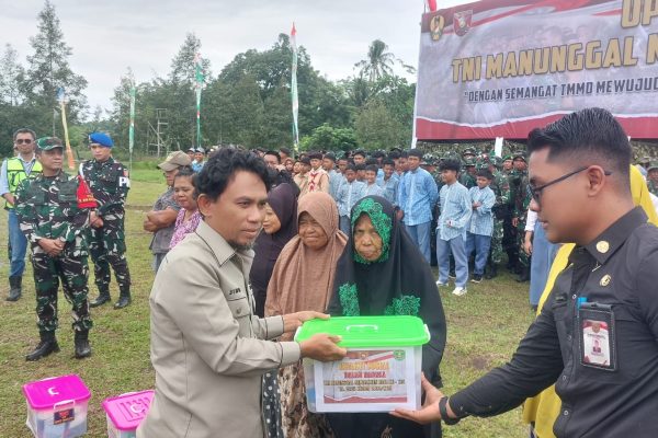 Jimmi, Ketua DPRD Kutim saat memberikan bantuan kepada masyarakat Teluk Pandan, Kamis (21/8/2025)