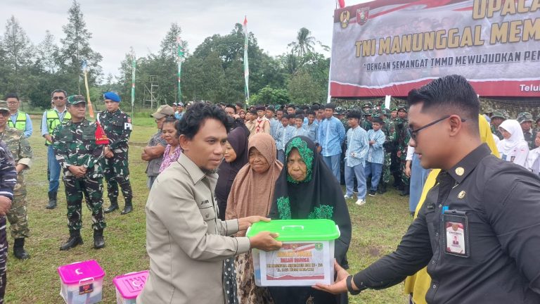 Jimmi, Ketua DPRD Kutim saat memberikan bantuan kepada masyarakat Teluk Pandan, Kamis (21/8/2025)