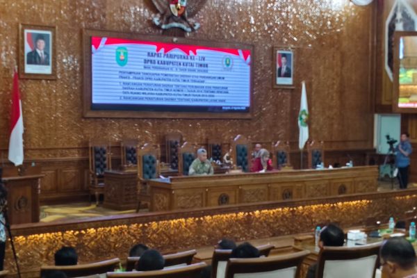 Wakil Ketua II Hj. Prayunita Utami saat memimpin rapat paripurna DPRD Kutai Timur (Kutim), Kamis (21/8/2025)