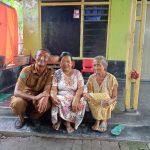 Dua janda lansia saat didampingi Kepala Desa Tlasih, Senin (25/8/25).