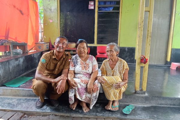 Dua janda lansia saat didampingi Kepala Desa Tlasih, Senin (25/8/25).