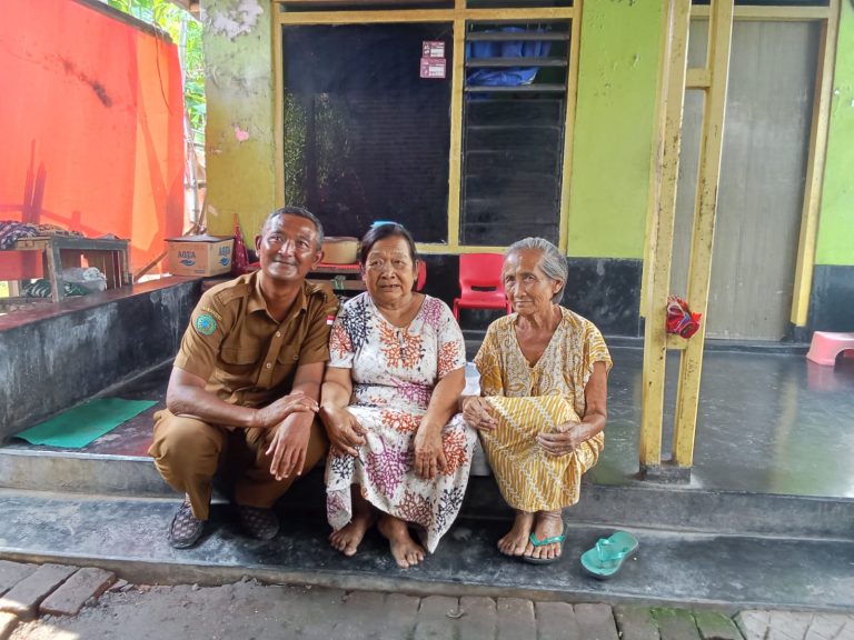 Dua janda lansia saat didampingi Kepala Desa Tlasih, Senin (25/8/25).