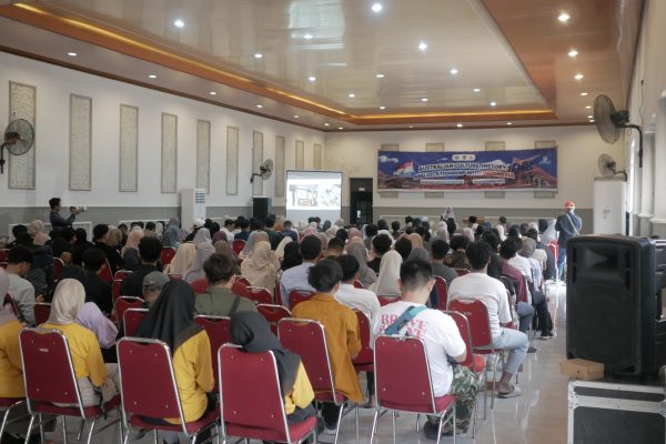 Seminar Beasiswa Australian Awards Scholarship (AAS), Working Holiday Visa (WHV), serta Budaya, Sejarah, dan Hubungan Australia-Indonesia di Ballroom Hotel Surya Pare