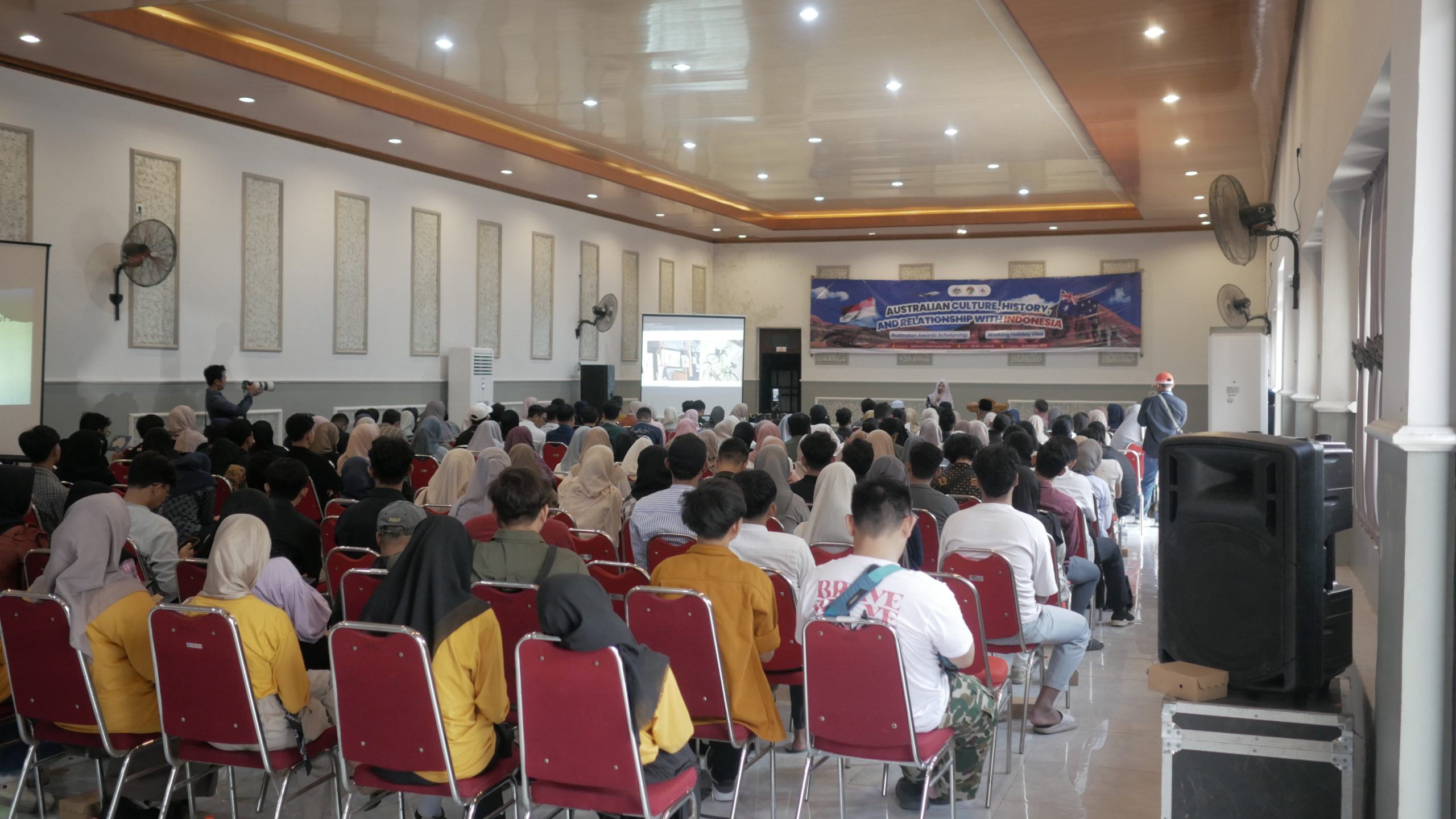 Seminar Beasiswa Australian Awards Scholarship (AAS), Working Holiday Visa (WHV), serta Budaya, Sejarah, dan Hubungan Australia-Indonesia di Ballroom Hotel Surya Pare