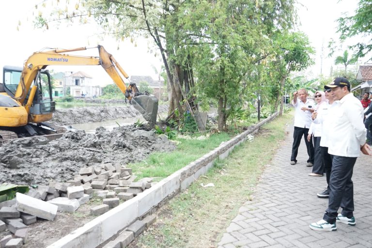 Bupati Sidoarjo tinjau normalisasi sungai,Rabu (29/10/25)(FT/Wan)