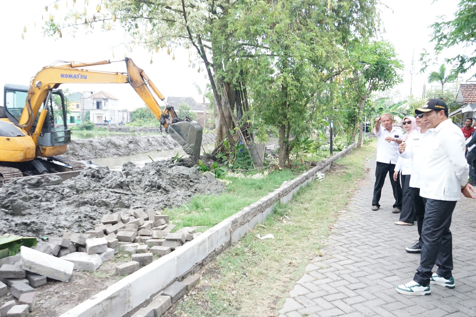 Bupati Sidoarjo tinjau normalisasi sungai,Rabu (29/10/25)(FT/Wan)
