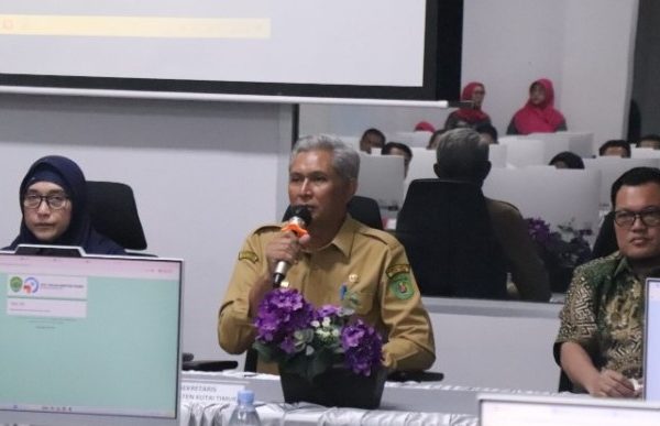 Kepala BKPSDM Kutim Misliansyah mendampingi Sekretaris Kabupaten (Seskab) Kutim, Rizali Hadi