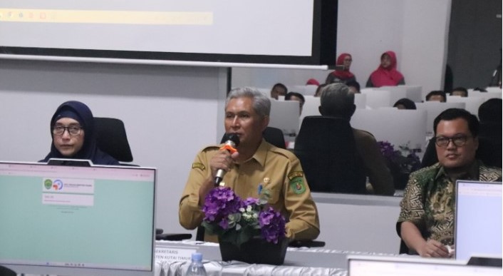 Kepala BKPSDM Kutim Misliansyah mendampingi Sekretaris Kabupaten (Seskab) Kutim, Rizali Hadi