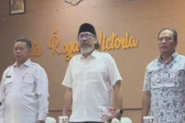 Kepala DLH Kutim, Aji Wijaya Effendi (Kopiah hitam)