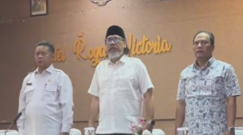 Kepala DLH Kutim, Aji Wijaya Effendi (Kopiah hitam)