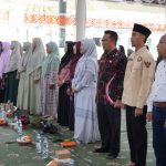 Mulyono, Kepala Dinas Pendidikan Kutai Timur (batik merah)