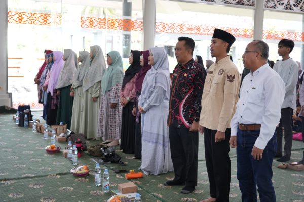 Mulyono, Kepala Dinas Pendidikan Kutai Timur (batik merah)