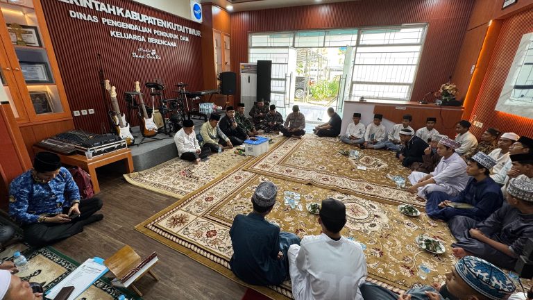 Kepala DPPKB Kutim, Achmad Junaidi saat memeberikan sambutan di Khatamul Qur'an Cap Jempol Stop Stunting Kutim 2025