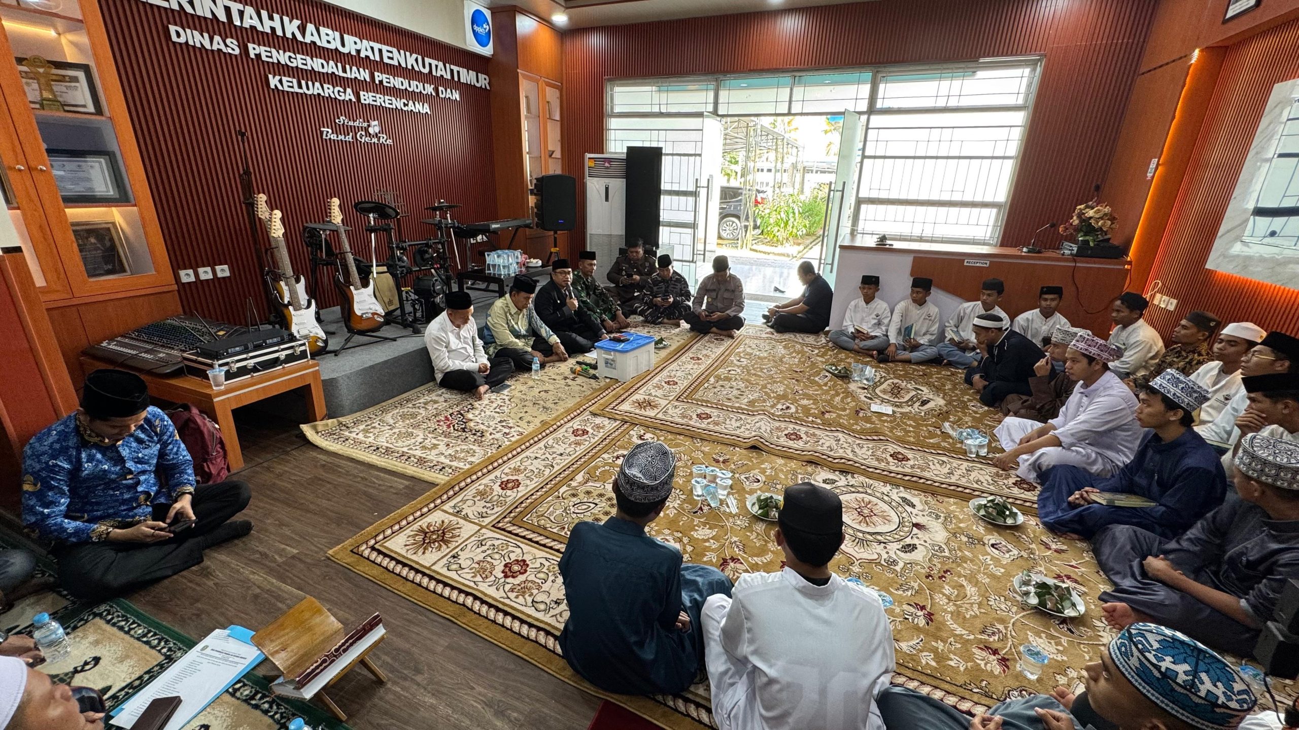 Kepala DPPKB Kutim, Achmad Junaidi saat memeberikan sambutan di Khatamul Qur'an Cap Jempol Stop Stunting Kutim 2025