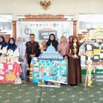 Kepala Disdikbud Kutim, Mulyono (Batik merah-hitam) dalam Talk Show Hari Santri 2025