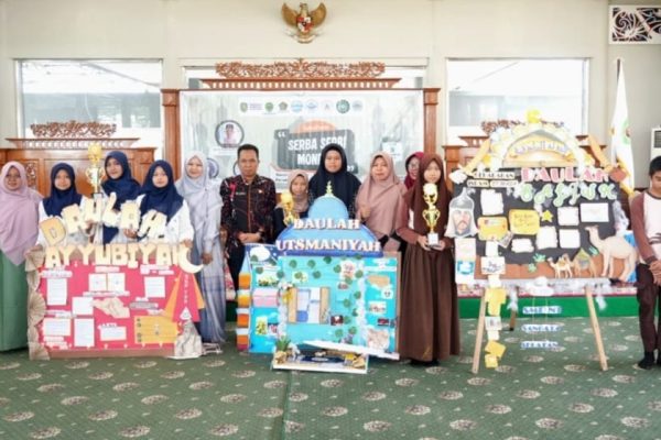 Kepala Disdikbud Kutim, Mulyono (Batik merah-hitam) dalam Talk Show Hari Santri 2025