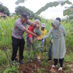 Camat Sangatta Utara, Hasdiah Dohi, saat memimpin kegiatan Jumat Bersih dan Penanaman Pohon secara simbolis di Desa Persiapan Teluk Rawa, Jumat (21/11/2025)