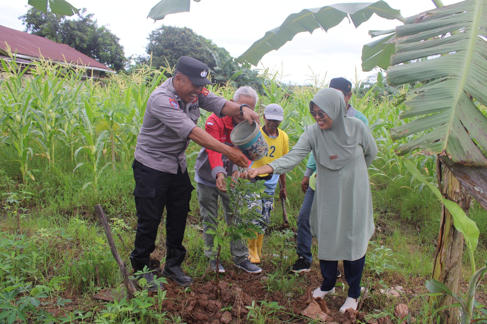 Camat Sangatta Utara, Hasdiah Dohi, saat memimpin kegiatan Jumat Bersih dan Penanaman Pohon secara simbolis di Desa Persiapan Teluk Rawa, Jumat (21/11/2025)