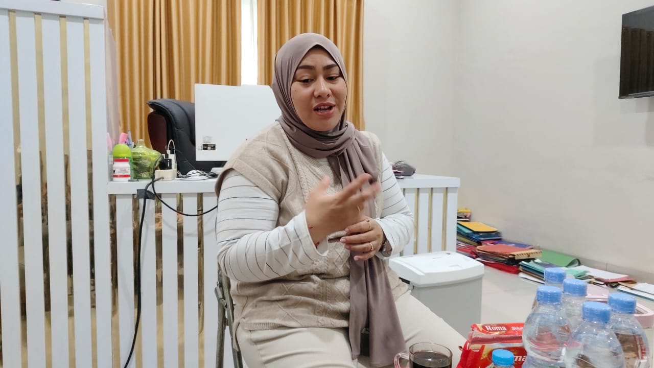 Kepala Desa Singa Gembara, Hamriani Kassa