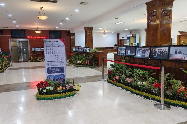 pameran foto “Sejarah Kutai Timur” di Ruang utama Kantor Bupati Kutai Timur selama dua hari, Senin–Selasa (10–11/11/2025)