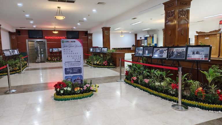pameran foto “Sejarah Kutai Timur” di Ruang utama Kantor Bupati Kutai Timur selama dua hari, Senin–Selasa (10–11/11/2025)