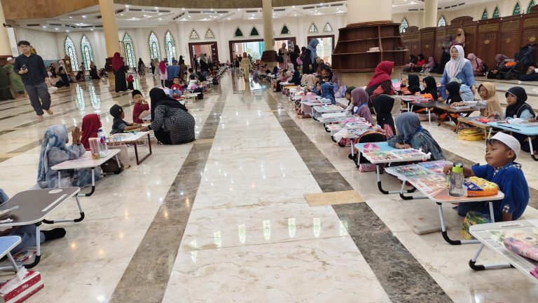 Suasana lomba mewarnai di Masjid Al Faruq