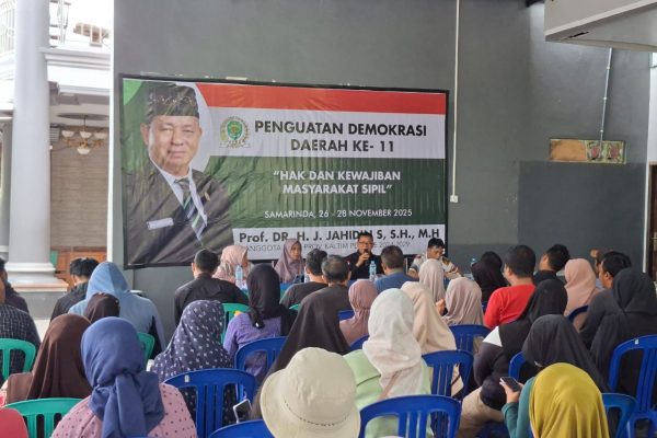 Anggota DPRD Kaltim Prof. Jahidin Menggelar Penguatan demokrasi daerah ke-11 di Jl. Elang, Samarinda, Jumat (28/11/2025)