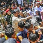 Menteri Pertahanan Prabowo Subianto bermain air bersama anak-anak saat peresmian dan penyerahan proyek bantuan air bersih di Desa Pamupukan, Kabupaten Kuningan, Jawa Barat, Rabu (20/12/2023). ANTARA FOTO/Galih Pradipta/Sp