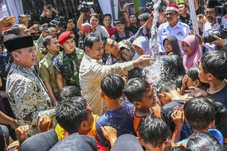 Menteri Pertahanan Prabowo Subianto bermain air bersama anak-anak saat peresmian dan penyerahan proyek bantuan air bersih di Desa Pamupukan, Kabupaten Kuningan, Jawa Barat, Rabu (20/12/2023). ANTARA FOTO/Galih Pradipta/Sp