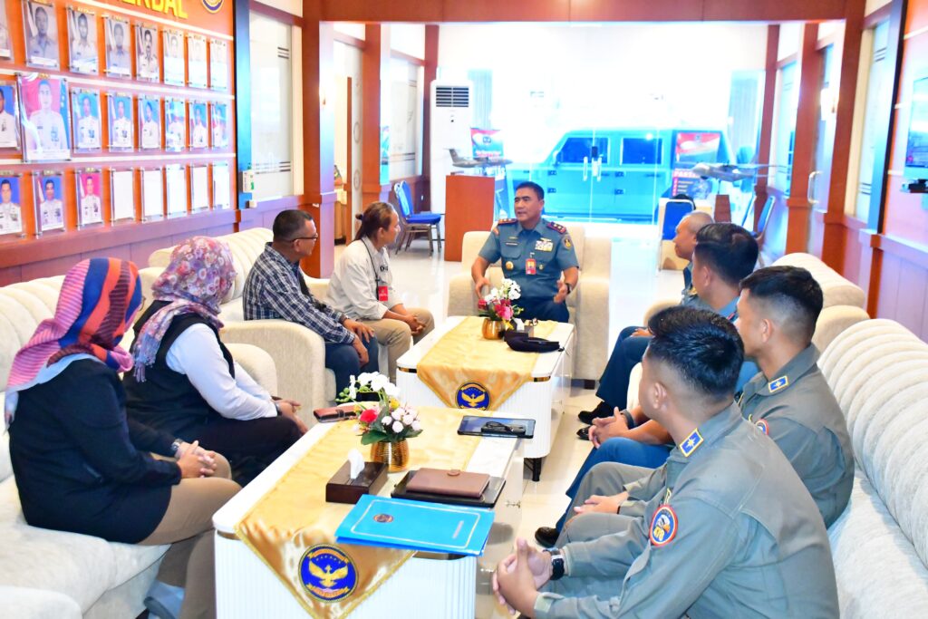 Danpuspenerbal Laksda TNI Bayu Alisyahbana bersama Kadispen Puspenerbal menerima kunjungan awak media, Selasa (24/2/2026).