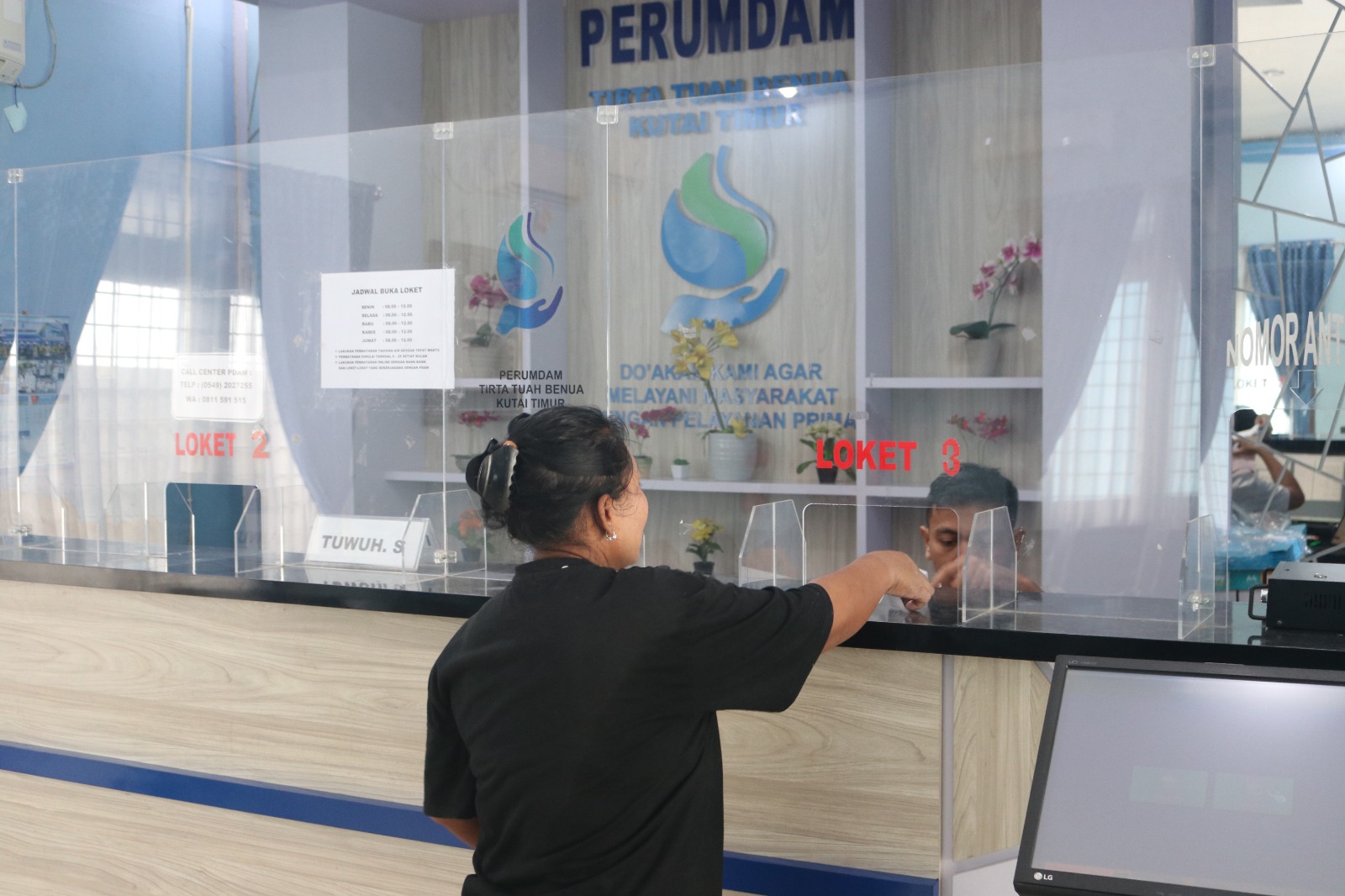 Suasana pembayaran di Loket Perumda Air Minum (Perumdam) Tirta Tuah Benua (TTB) Kutai Timur