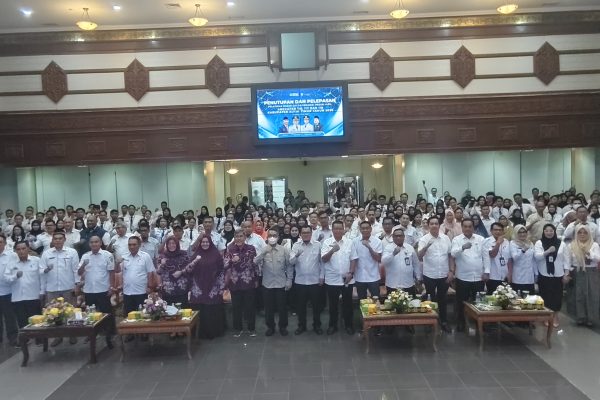 Penutupan sekaligus pelepasan peserta Pelatihan Dasar (Latsar) Calon Pegawai Negeri Sipil (CPNS) Angkatan 116, 117, dan 118 Tahun 2026 di Ruang Meranti Kantor Bupati Kutim, Sangatta, Rabu (13/5/2026)