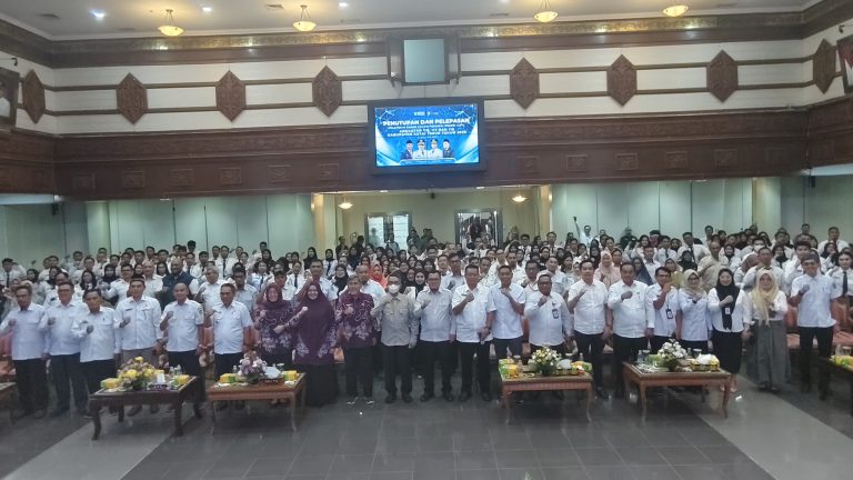 Penutupan sekaligus pelepasan peserta Pelatihan Dasar (Latsar) Calon Pegawai Negeri Sipil (CPNS) Angkatan 116, 117, dan 118 Tahun 2026 di Ruang Meranti Kantor Bupati Kutim, Sangatta, Rabu (13/5/2026)