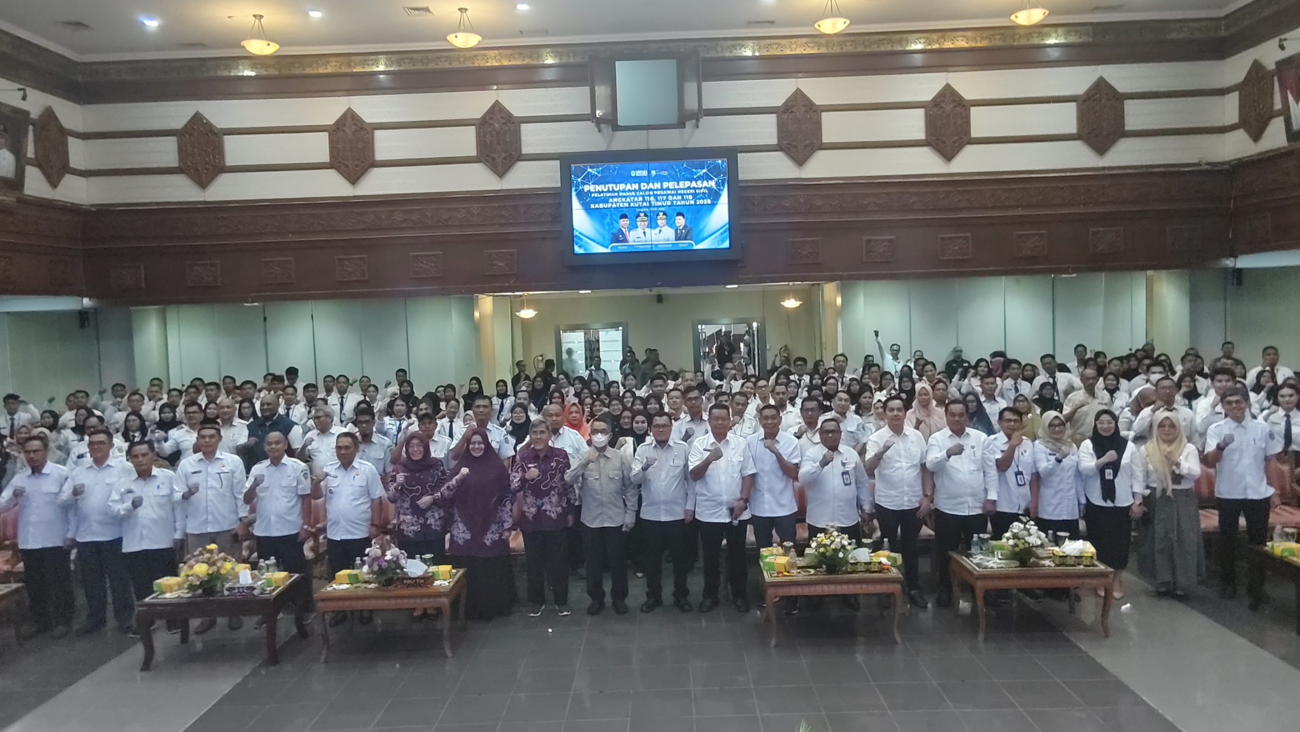 Penutupan sekaligus pelepasan peserta Pelatihan Dasar (Latsar) Calon Pegawai Negeri Sipil (CPNS) Angkatan 116, 117, dan 118 Tahun 2026 di Ruang Meranti Kantor Bupati Kutim, Sangatta, Rabu (13/5/2026)