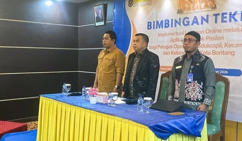 Wakil Wali Kota Bontang, Agus Haris, saat membuka Bimbingan Teknis (Bimtek) Implementasi Layanan Online di Ruang Tanjung Pandan, Hotel Bintang Sintuk, Sabtu (28/03/2026) (dok. Prokompim Bontang)