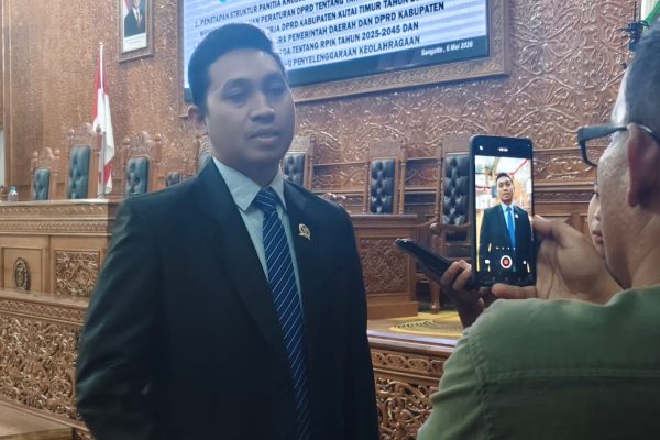 Ketua Panitia Khusus (Pansus) Raperda Penyelenggaraan Keolahragaan DPRD Kutim, Pandi Widiarto saat di wawancarai di Gedung DPRD Kutim