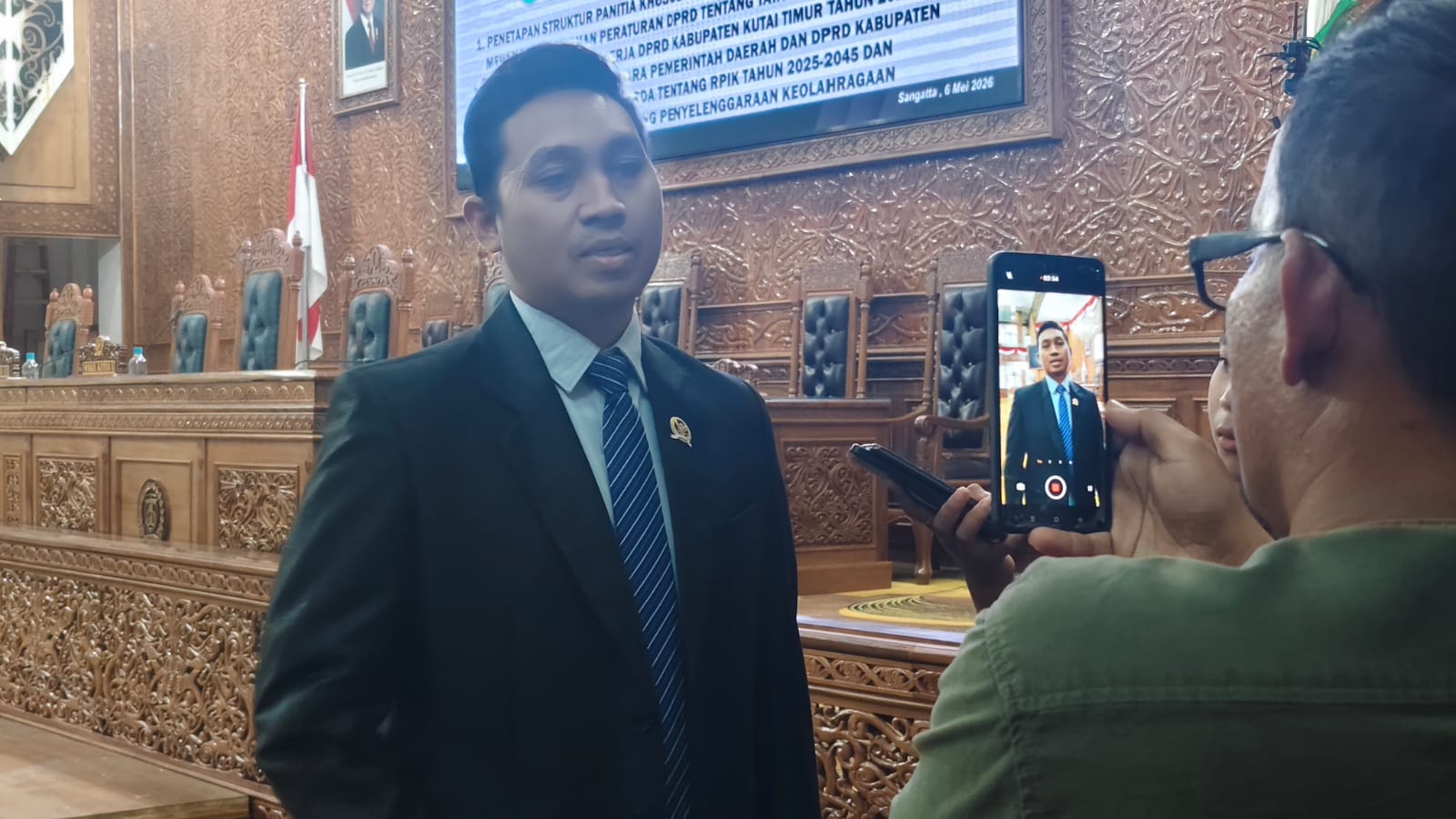 Ketua Panitia Khusus (Pansus) Raperda Penyelenggaraan Keolahragaan DPRD Kutim, Pandi Widiarto saat di wawancarai di Gedung DPRD Kutim