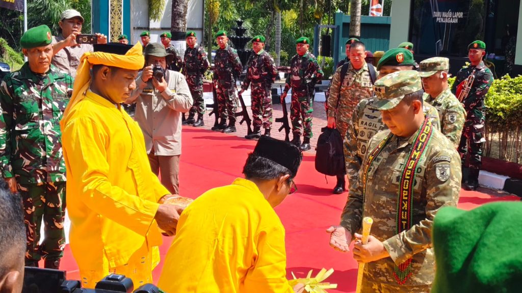 Pangdam VI/Mulawarman Mayjen TNI Krido Pramono S.H., M.Si saat disambut adat tepung tawar di Makodim 0909/Sangatta, Kalimantan Timur, Jumat (8/5/2026).