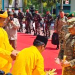 Pangdam VI/Mulawarman Mayjen TNI Krido Pramono S.H., M.Si saat disambut adat tepung tawar di Makodim 0909/Sangatta, Kalimantan Timur, Jumat (8/5/2026).