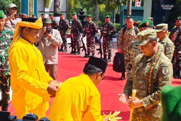 Pangdam VI/Mulawarman Mayjen TNI Krido Pramono S.H., M.Si saat disambut adat tepung tawar di Makodim 0909/Sangatta, Kalimantan Timur, Jumat (8/5/2026).