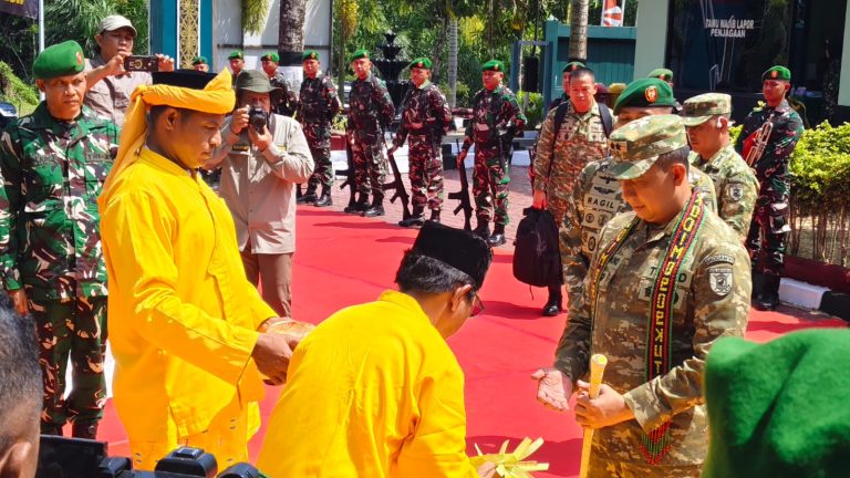 Pangdam VI/Mulawarman Mayjen TNI Krido Pramono S.H., M.Si saat disambut adat tepung tawar di Makodim 0909/Sangatta, Kalimantan Timur, Jumat (8/5/2026).