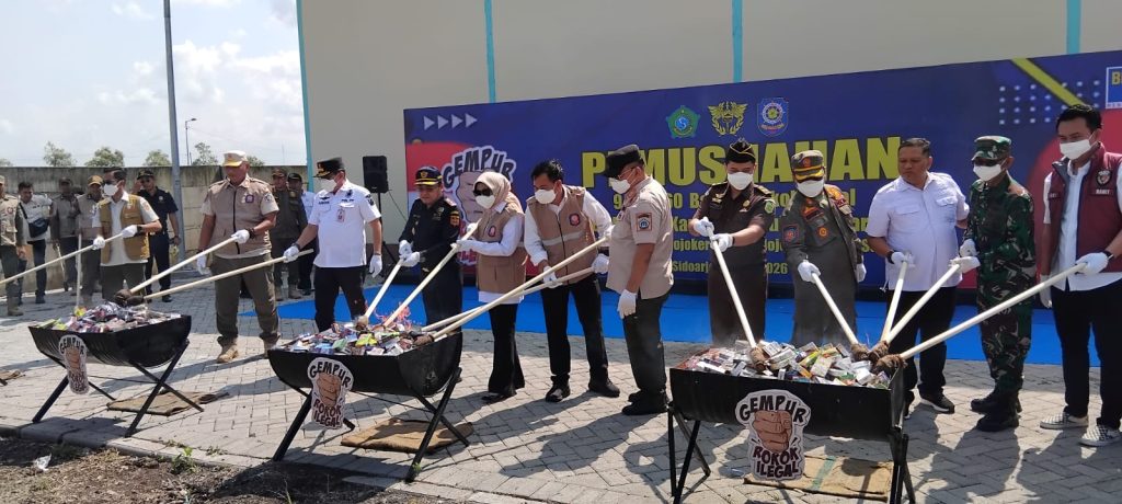 Pemusnahan 9.096.760 batang rokok ilegal di Sentra Industri Hasil Tembakau (SIHT) Desa Candipari, Porong, Sidoarjo, Rabu (24/6/26). (FT/Iqb)